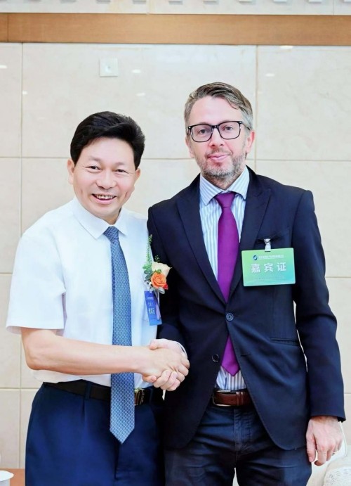 承彝医武根脉 传岐黄仁心——专访当代中医创新领军人李乘伊教授