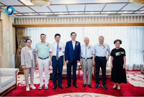 承彝医武根脉 传岐黄仁心——专访当代中医创新领军人李乘伊教授