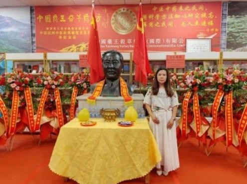 悬壶怀仁，杏林传暖；妙手除疾，厚德济民 中国中医药传承人——刘佑恒
